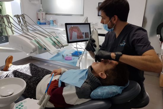 para qué aplicamos el escáner intraoral en la clínica dental en Barcelona Marín García tratamientos dentales con tecnología de última generación en la clínica dental en Barcelona Marín García
